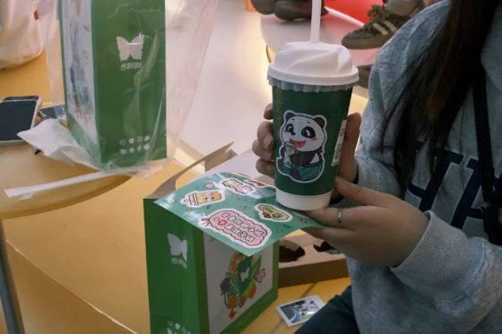 牵手成功！和香飘飘茶饮店里的新「帅哥」